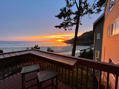 View (from property/room), Landmark view, Sea view, Sunset