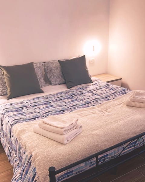 Bedroom, towels
