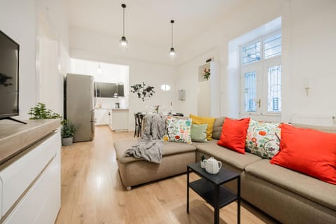 TV and multimedia, Kitchen or kitchenette, Living room, Seating area