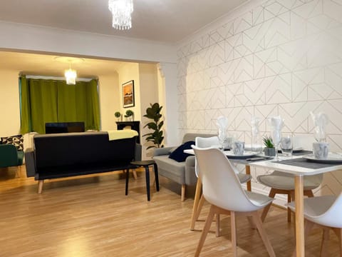 Lovely Spacious House Family & Contractor Friendly 3 Bedroom Near Leeds Centre Sleeps 8 House in Leeds