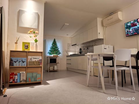 Property building, Kitchen or kitchenette, Dining area