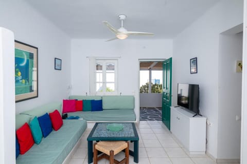 Communal lounge/ TV room, TV and multimedia, Living room, Seating area, Dining area