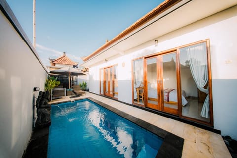 Pool view, Swimming pool, sunbed