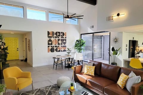 TV and multimedia, Living room, Seating area, Dining area