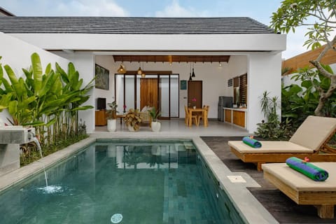 Property building, Patio, Day, Natural landscape, Living room, Seating area, Pool view, Swimming pool, sunbed