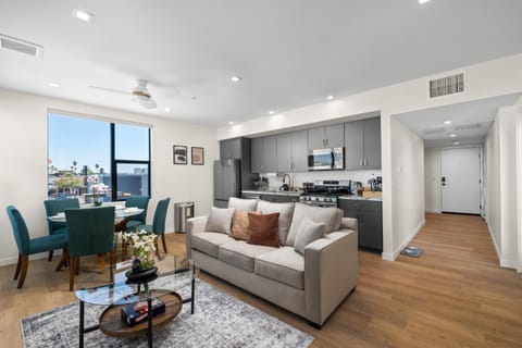 TV and multimedia, Coffee/tea facilities, Kitchen or kitchenette, Living room, Seating area, Dining area, pet friendly