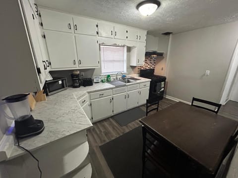 3 Bedroom Game House with Pool Table and Arcades House in Rockford