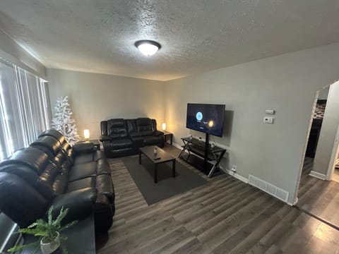 3 Bedroom Game House with Pool Table and Arcades House in Rockford