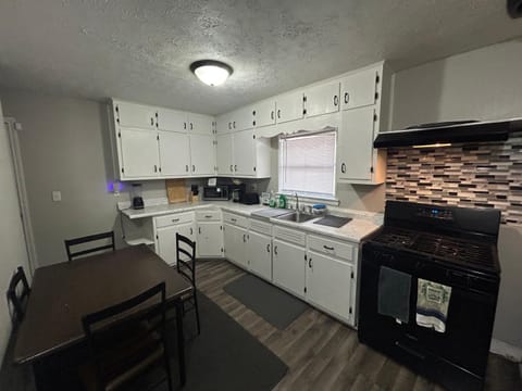 3 Bedroom Game House with Pool Table and Arcades House in Rockford