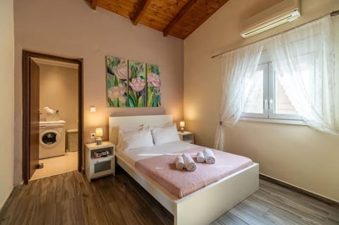 Bed, Photo of the whole room, Bedroom, towels, air conditioner