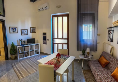 TV and multimedia, Living room, Seating area, Dining area, air conditioner