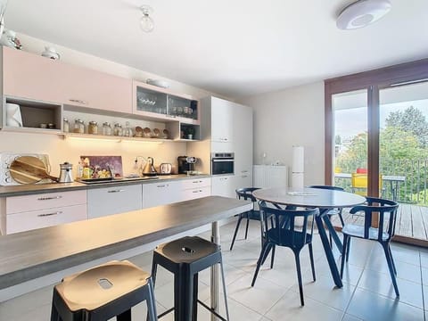Coffee/tea facilities, Kitchen or kitchenette, Seating area, Dining area, minibar, oven, stove