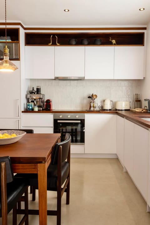 Coffee/tea facilities, Kitchen or kitchenette, Dining area, dishwasher, stove, toaster