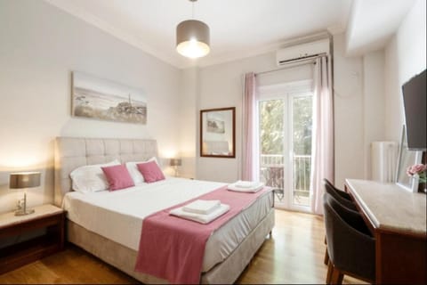 Bed, TV and multimedia, Bedroom