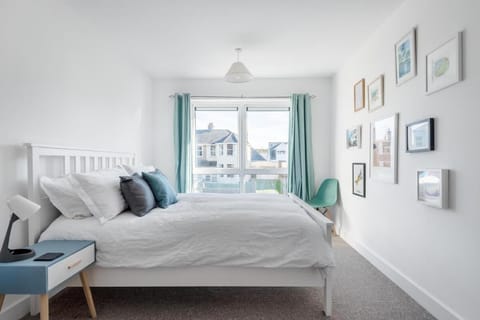 Spacious Flat Sea Views & Private Parking Fistral Apartment in Newquay