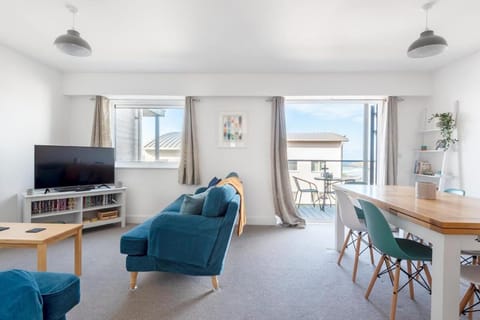 Spacious Flat Sea Views & Private Parking Fistral Apartment in Newquay