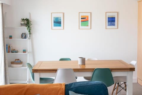 Spacious Flat Sea Views & Private Parking Fistral Apartment in Newquay