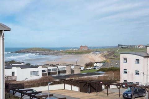 Spacious Flat Sea Views & Private Parking Fistral Apartment in Newquay