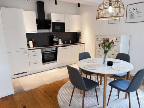 Coffee/tea facilities, Kitchen or kitchenette, Seating area, Dining area, dishwasher, stove, toaster