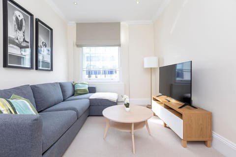 TV and multimedia, Living room, Seating area, Evening entertainment