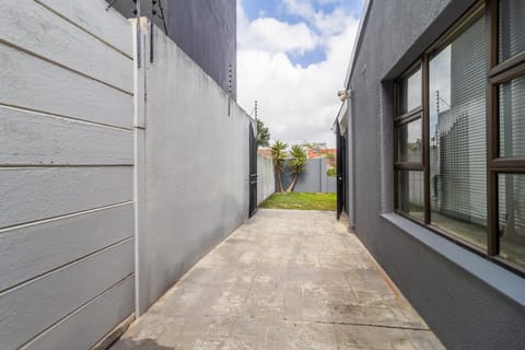 En-suite Room, Walking distance to Kite Beach Vacation rental in Cape Town