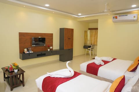 Bed, TV and multimedia, Photo of the whole room, Evening entertainment, Bedroom, fireplace, air conditioner