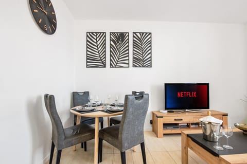 TV and multimedia, Living room, Seating area, Dining area