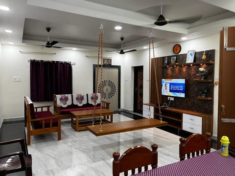 Communal lounge/ TV room, TV and multimedia, Living room, Seating area, Dining area, Evening entertainment