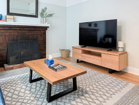 Hobart City Life With Parking and Wifi House in Hobart