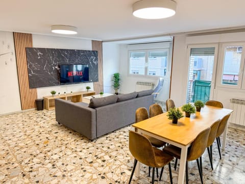 Communal lounge/ TV room, TV and multimedia, Living room, Dining area
