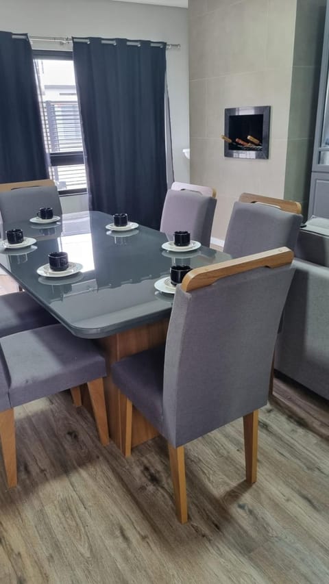 Communal lounge/ TV room, TV and multimedia, Living room, Seating area, Dining area