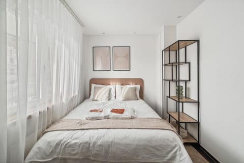 Bed, Photo of the whole room, Bedroom, Family, towels