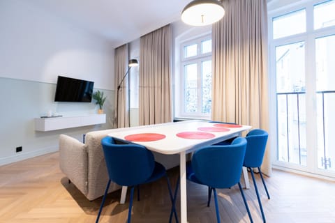 Communal lounge/ TV room, TV and multimedia, Living room, Seating area, Dining area, Evening entertainment