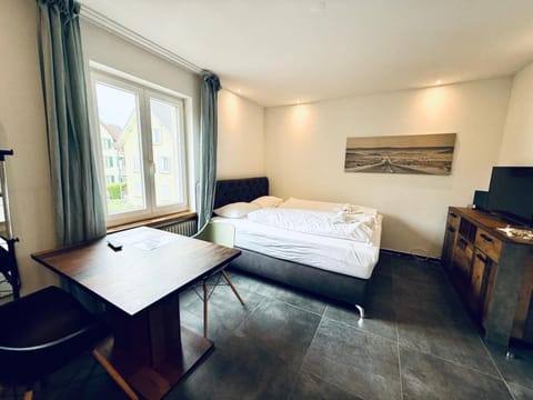 Bed, TV and multimedia, Photo of the whole room, Bedroom, Family