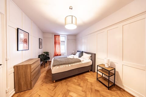 Bed, Photo of the whole room, Family, wardrobe