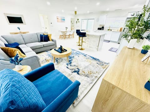 Communal lounge/ TV room, TV and multimedia, Living room, Seating area, Evening entertainment