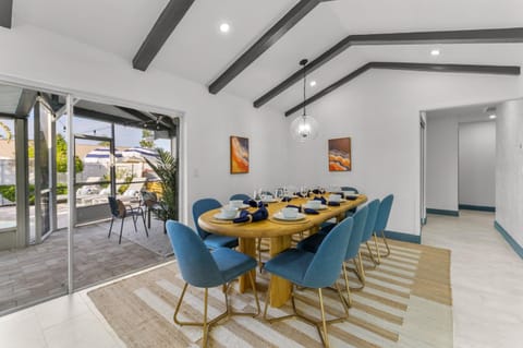 4 Br Haven~Pool~Hot Tub~Arcade~Fire Pit~Putt Putt House in Largo