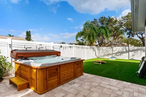 4 Br Haven~Pool~Hot Tub~Arcade~Fire Pit~Putt Putt House in Largo