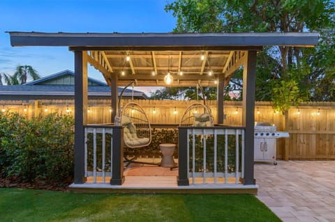 4 Br Haven~Pool~Hot Tub~Arcade~Fire Pit~Putt Putt House in Largo