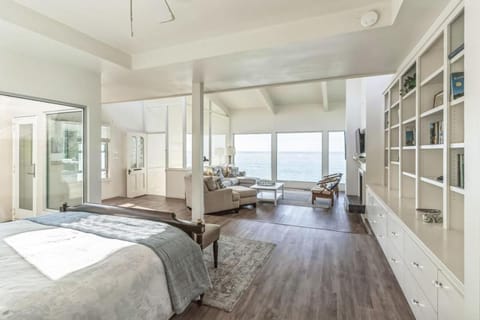 Massive 3 bedroom on the sand House in Capistrano Beach