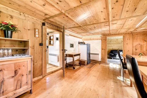 Living room, Seating area, Floor plan, oven