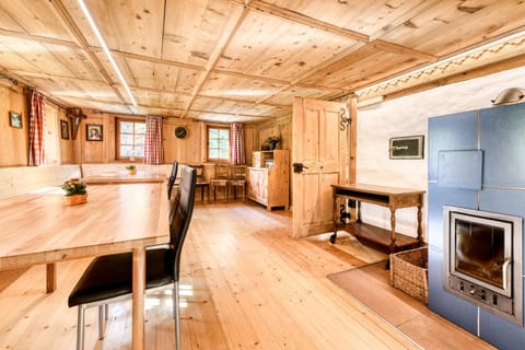 Communal lounge/ TV room, Living room, Seating area, Dining area, oven