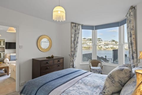 Apartment Sea Views & Terrace on Waters Edge in Polruan Apartment in Fowey