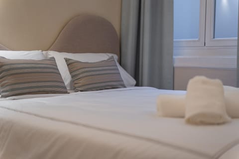 Bed, towels