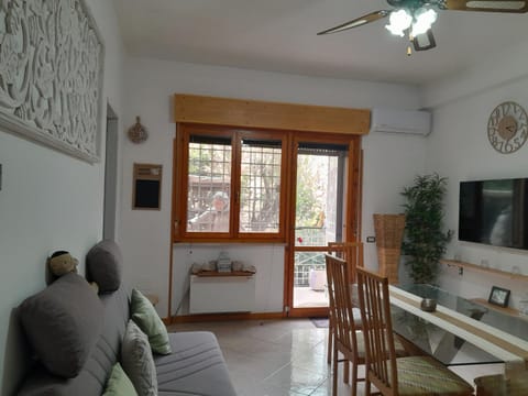 TV and multimedia, Living room, Seating area, Dining area, air conditioner