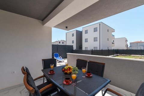 Patio, Day, Balcony/Terrace, Seating area