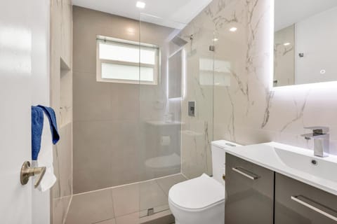 ULTRA peaceful 2 bedroom beach&boardwalk apartment Apartment in Hollywood Beach