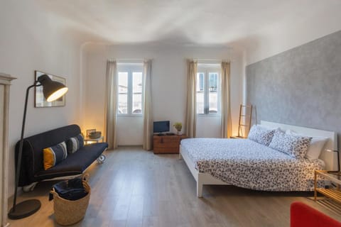 Bed, Photo of the whole room, City view