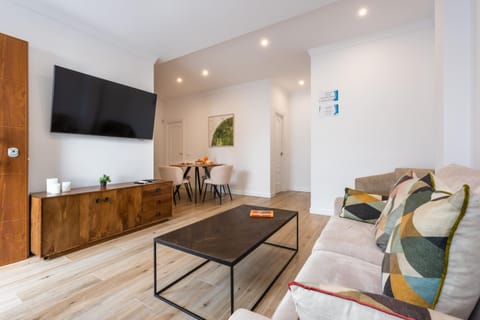 TV and multimedia, Living room, Seating area, Dining area, air conditioner