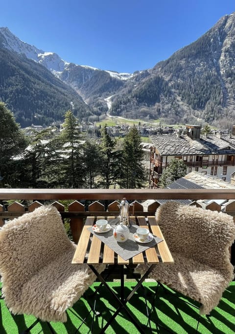 Balcony/Terrace, Dining area, Mountain view